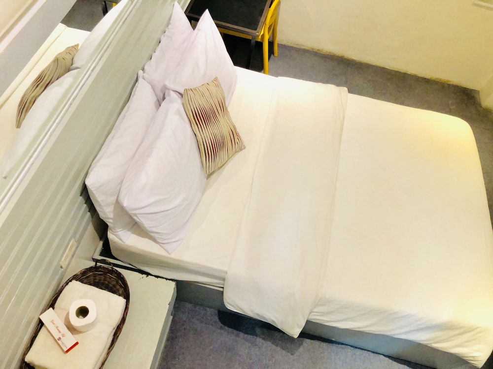 Hometown Hotel Bacolod - Lacson 44/74