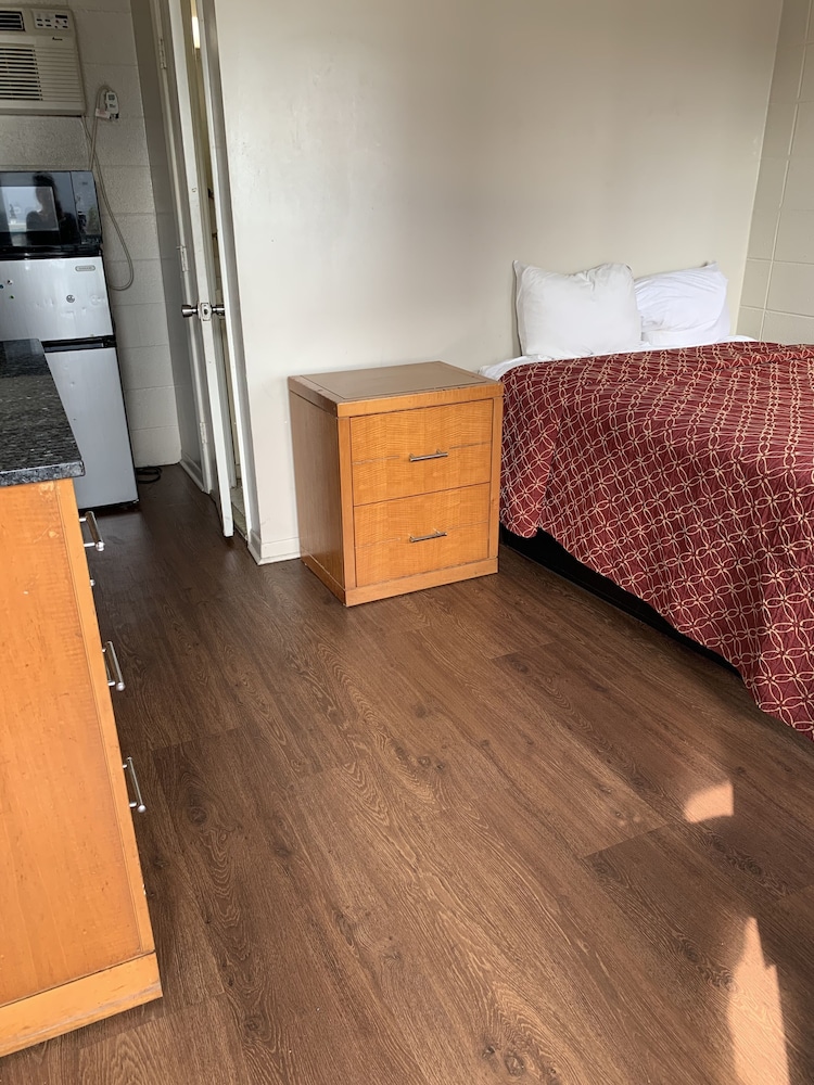Wayfarer Motel 13/18