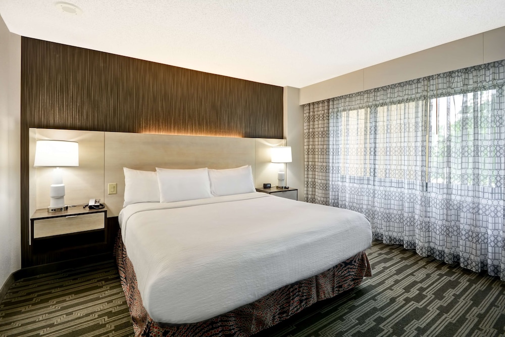 Embassy Suites Charlotte 14/73