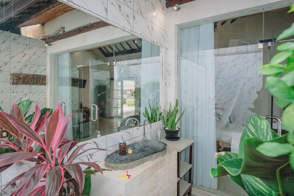 Frangipani Beach Villa 18/68