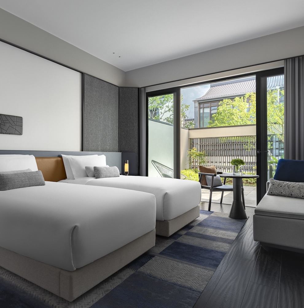 Essential, Twin Beds, Outdoor Living Area
