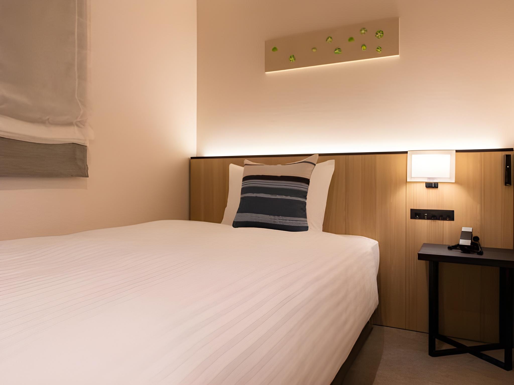 ROOM, SINGLE