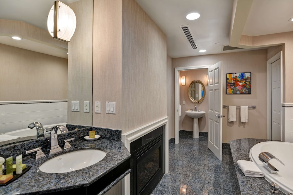 The Cincinnatian Hotel, Curio Collection by Hilton 10/49
