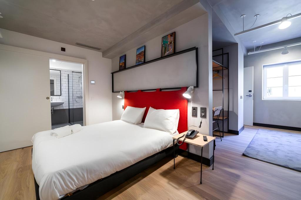 SUITE, QUEEN BED, SOFA