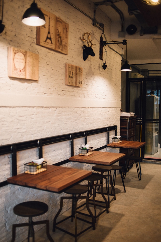 Chernchan Hostel 33/37