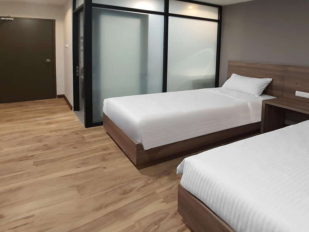 Aces Hotel 16/32