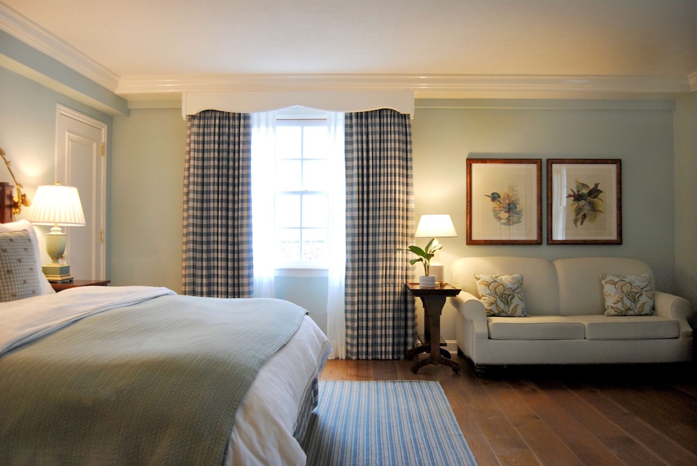 Woodstock, King Bed, Sofa, Accessible