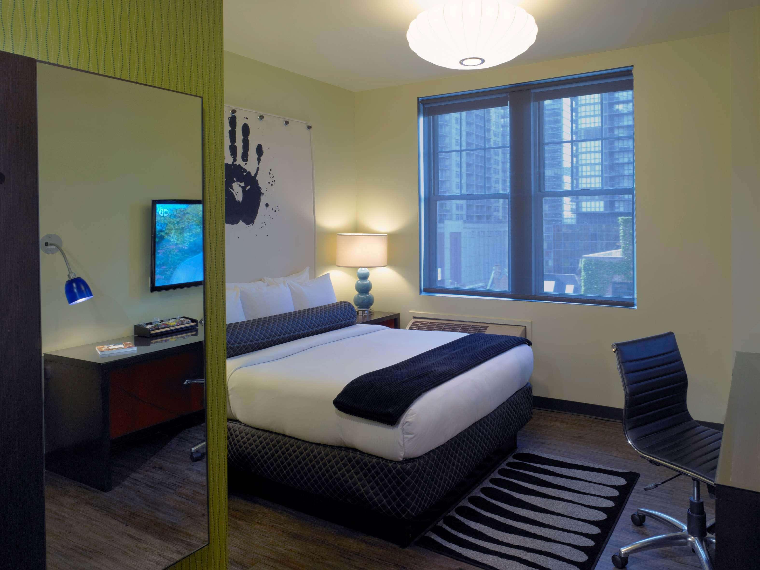 ROOM, QUEEN BED, ACCESSIBLE