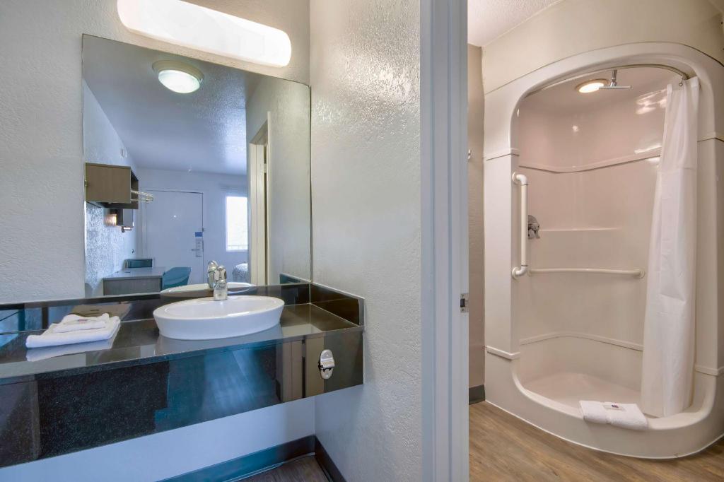 غرفة بسرير كينج لغير المدخنين بمطبخ، Studio6 Albuquerque, NM - Midtown 10/10