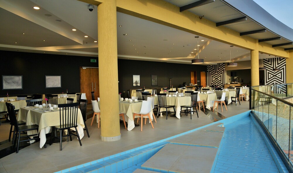 Mantis Epic Hotel And Suites 50/63