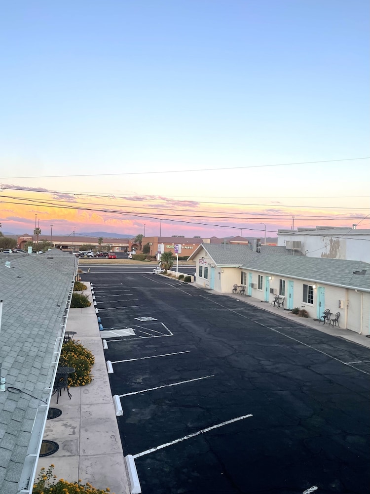 Howard Johnson by Wyndham Ridgecrest, CA 55/63