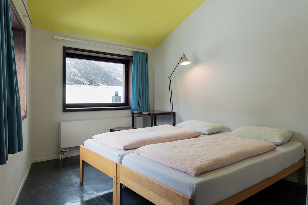 ROOM, SINGLE, PRIVATE BATHROOM
