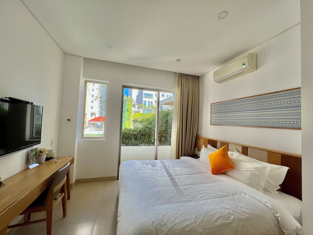 STUDIO, CITY VIEW, BALCONY