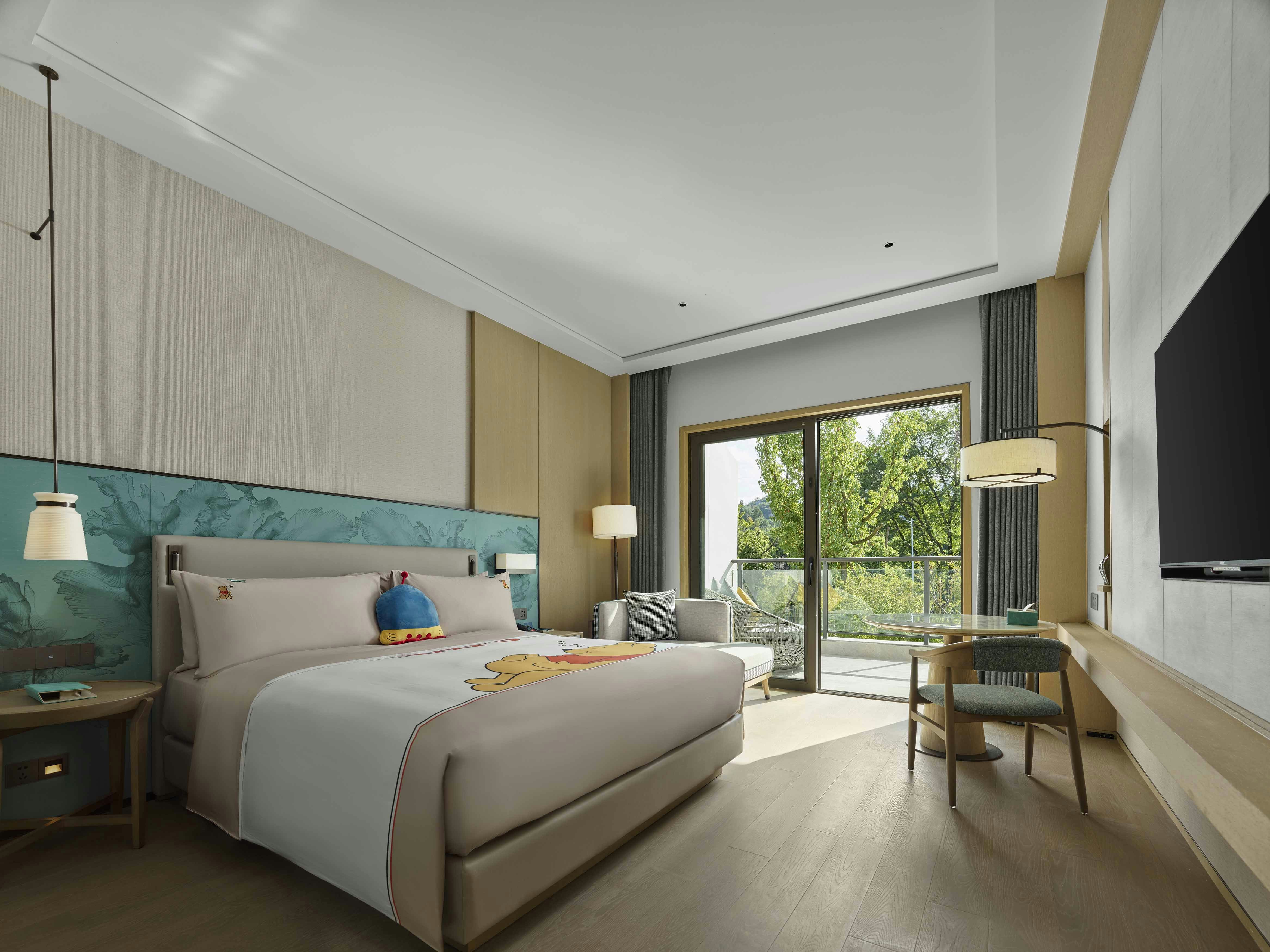 DELUXE, FAMILY, KING BED
