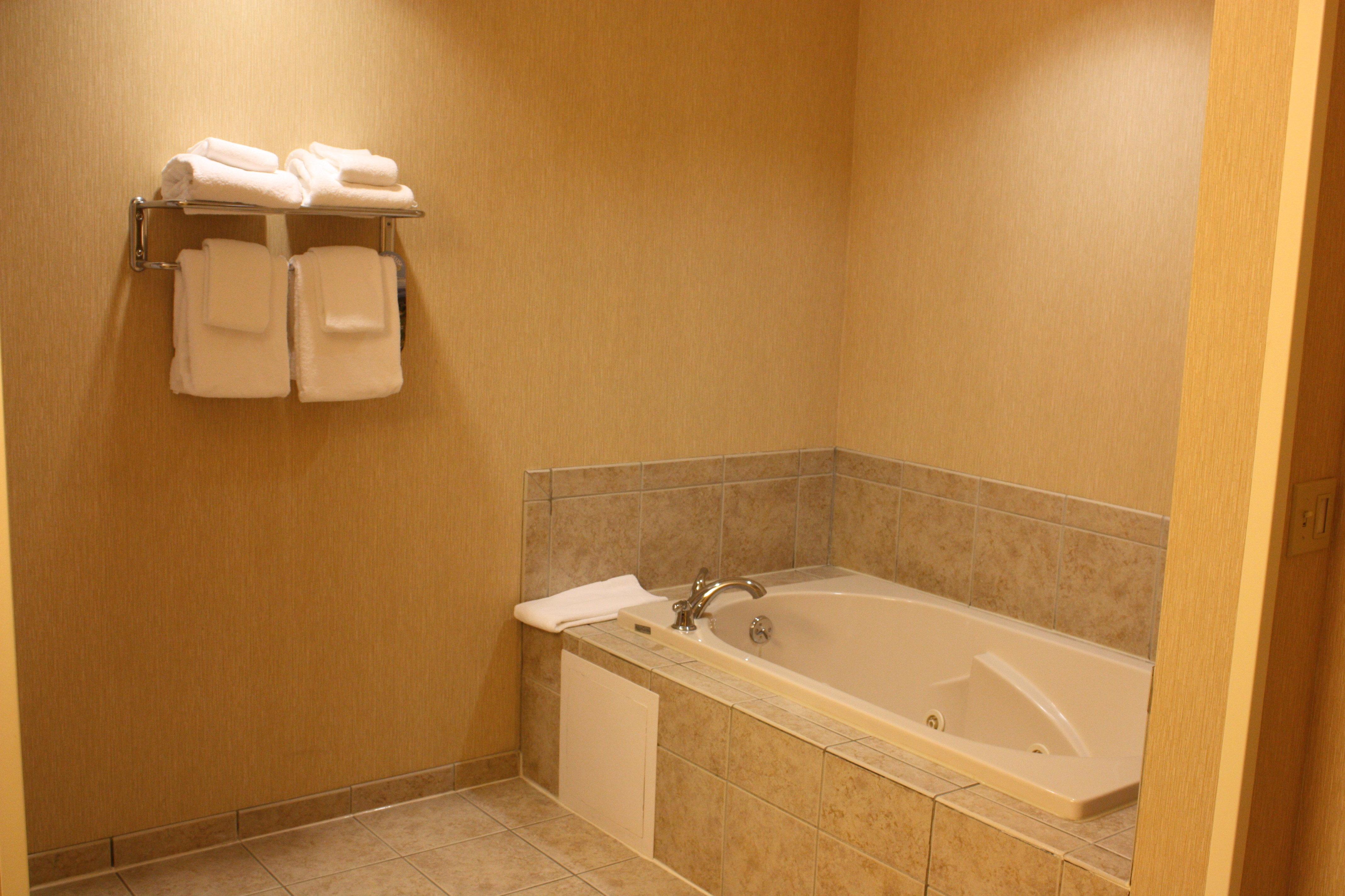 جناح بسرير كينج مع أريكة، Holiday Inn Express Ludlow 2/2