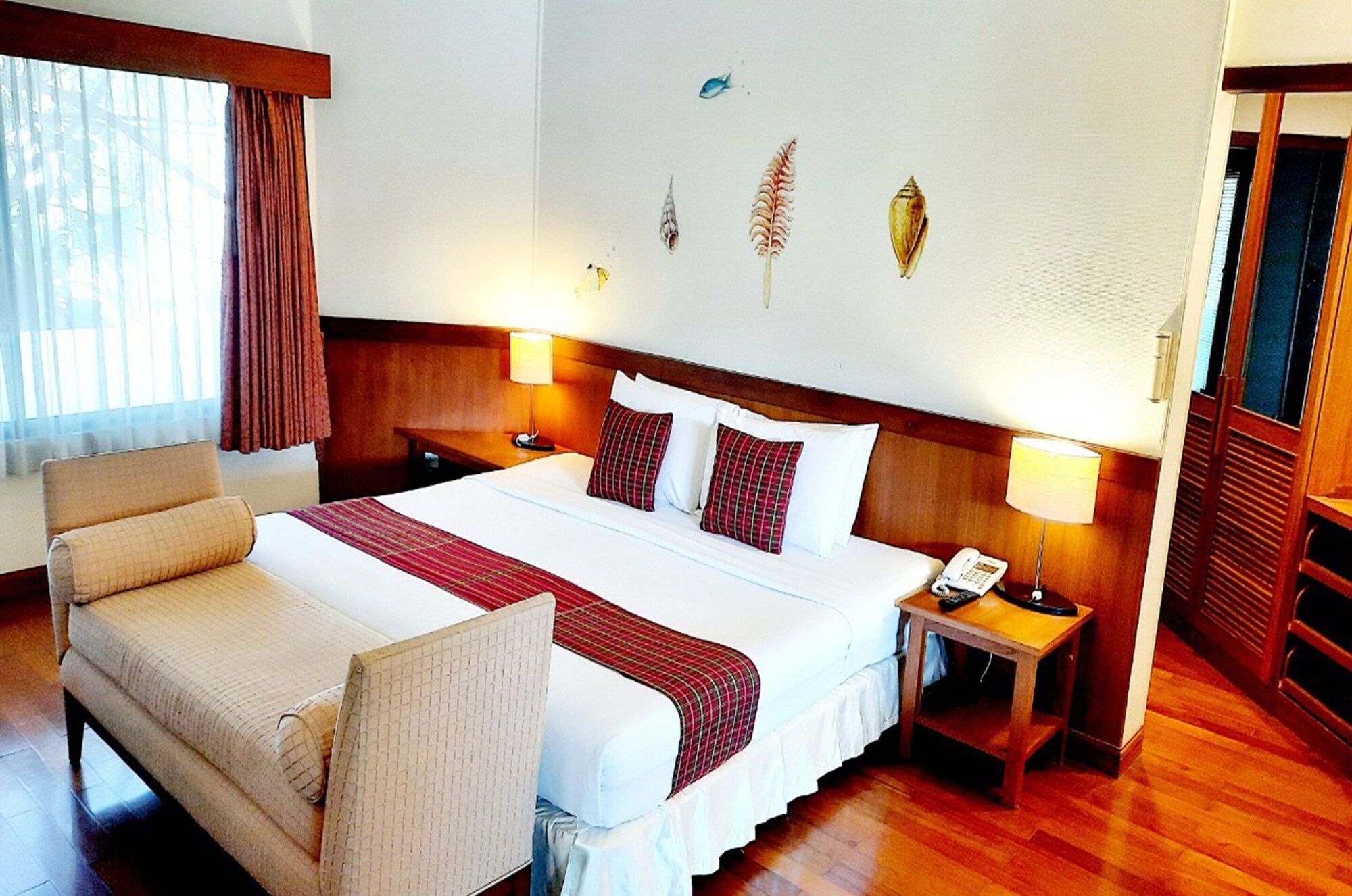 Junior Suite, King Bed, Pool Side