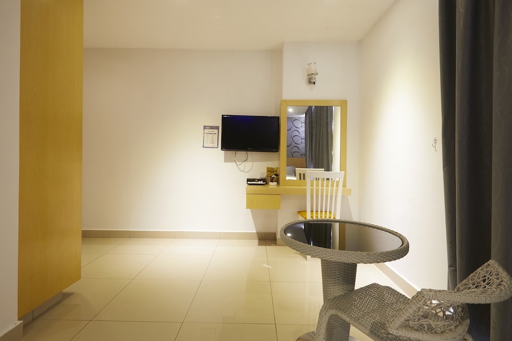 East Sun Hotel by ZUZU 71/91