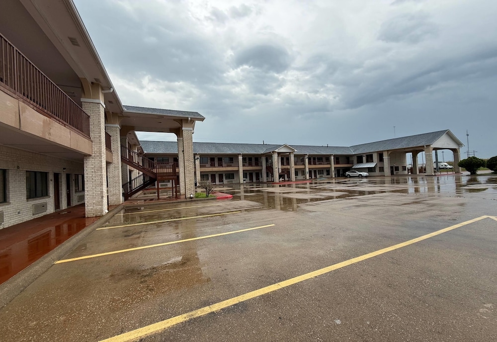 Days Inn by Wyndham Navasota 49/60