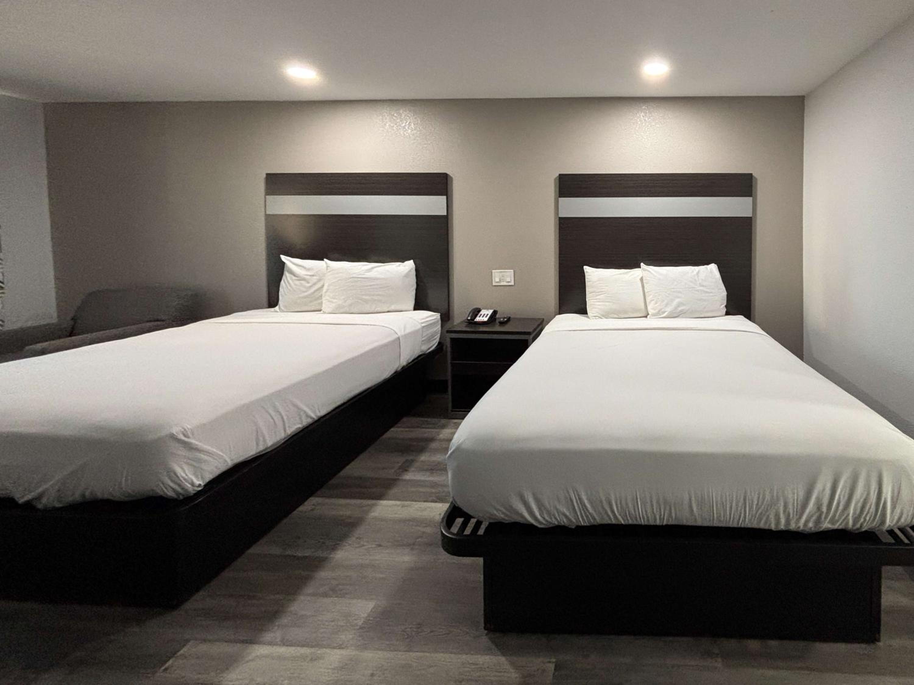 2 Queen Beds - Non-Smoking, Micfridge، Motel6 La Porte, TX 6/10