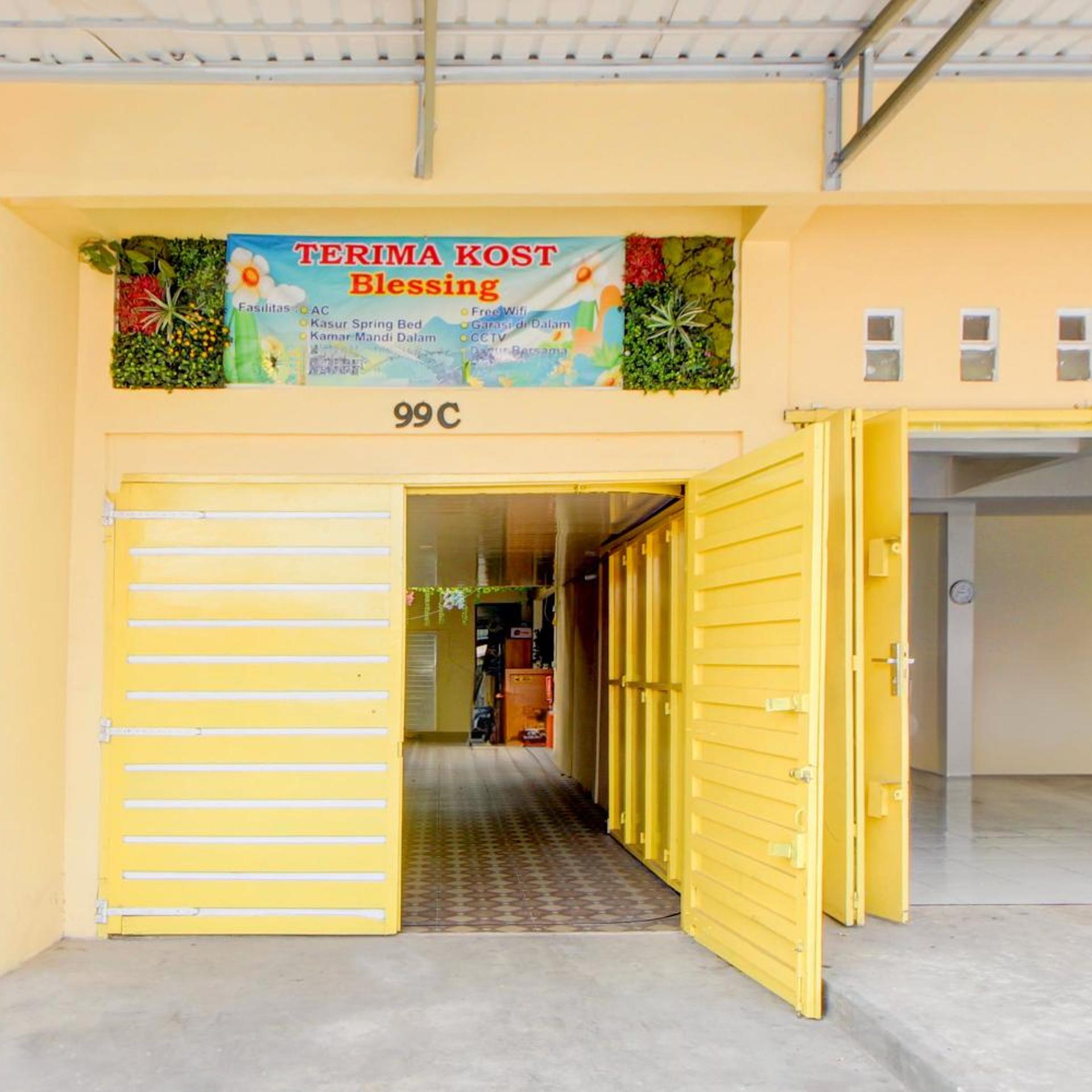 Hotel O Alun-Alun Purwokerto Near Gor Satria Purwokerto Formerly Guest House Blessing 8/32