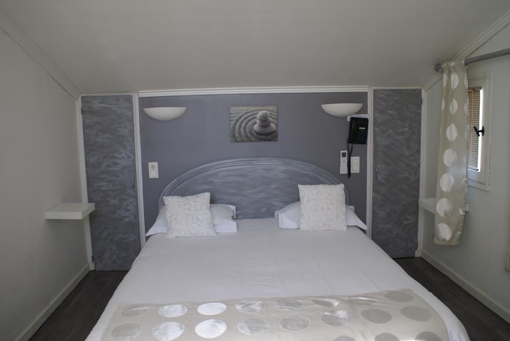 HOTEL LE PETIT MANOIR REST. LA TONNELLE 12/27