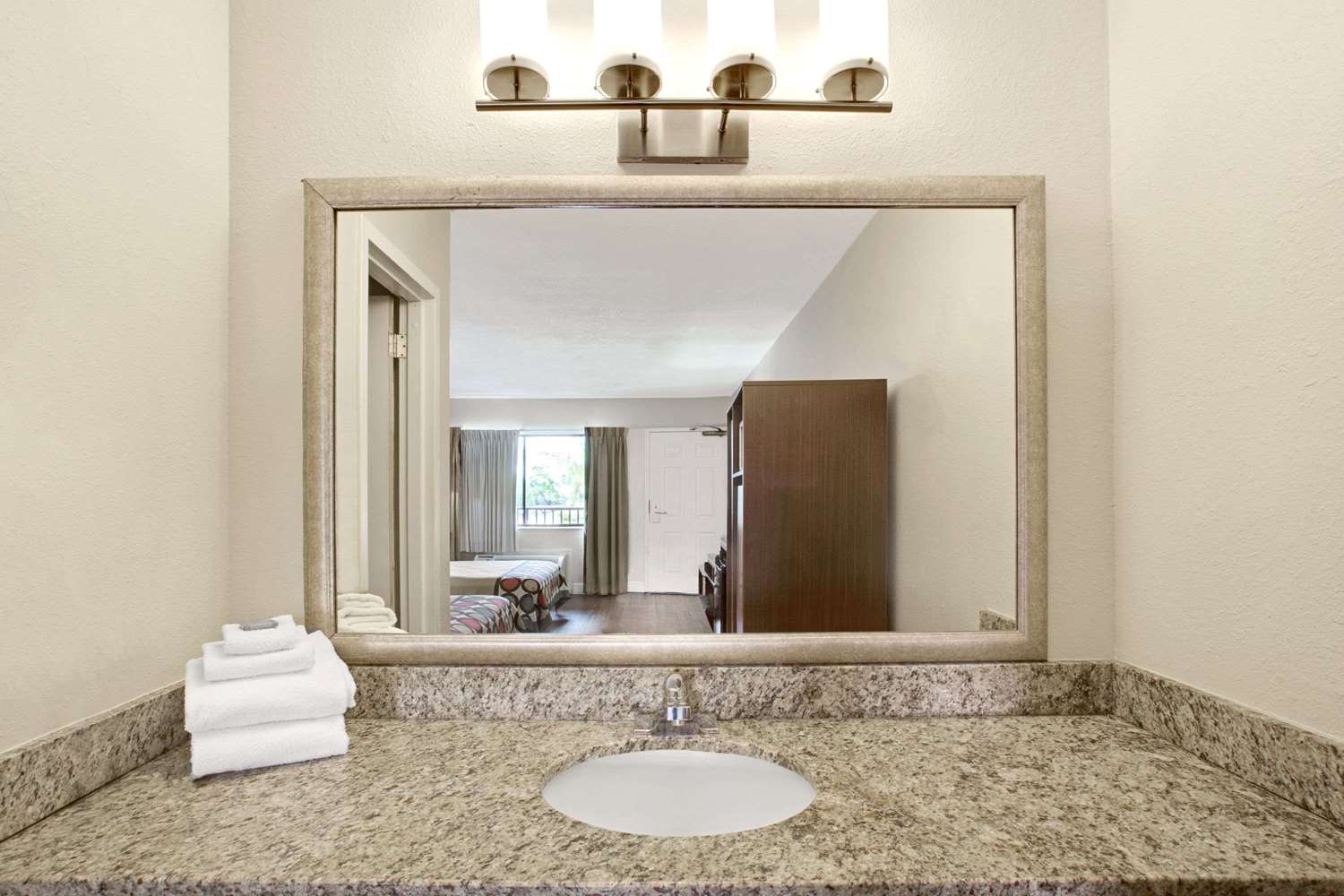 Orlando Inn International Drive Area 11/12
