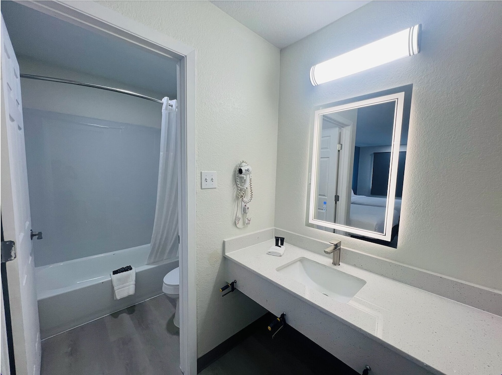 Hallmark Inn and Suites 25/30