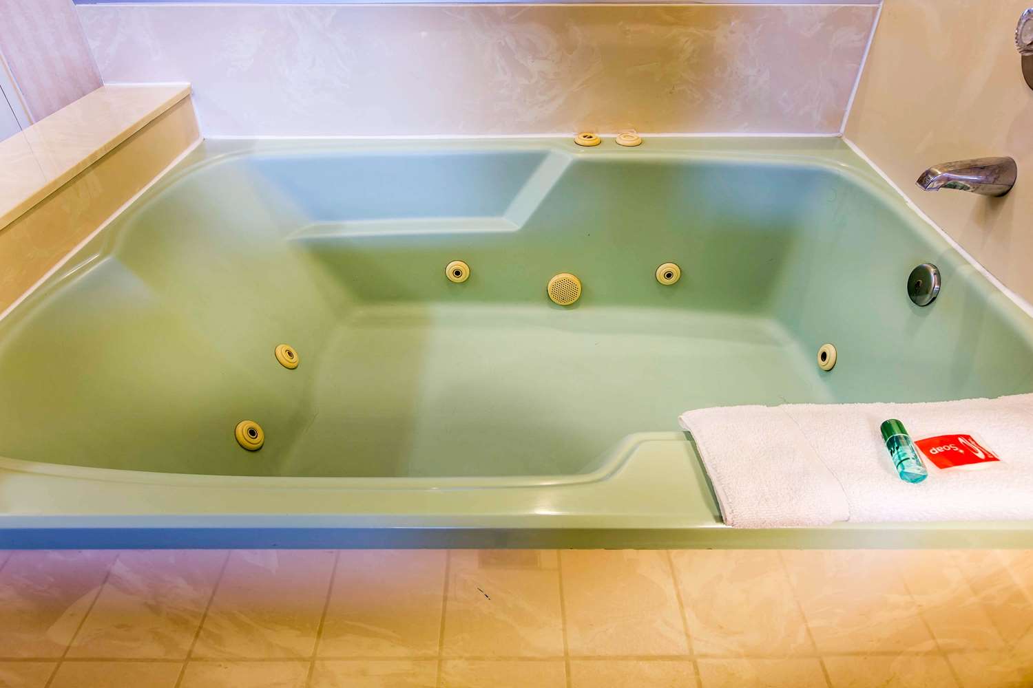 Econo Lodge Inn & Suites Riverside Corona 6/34