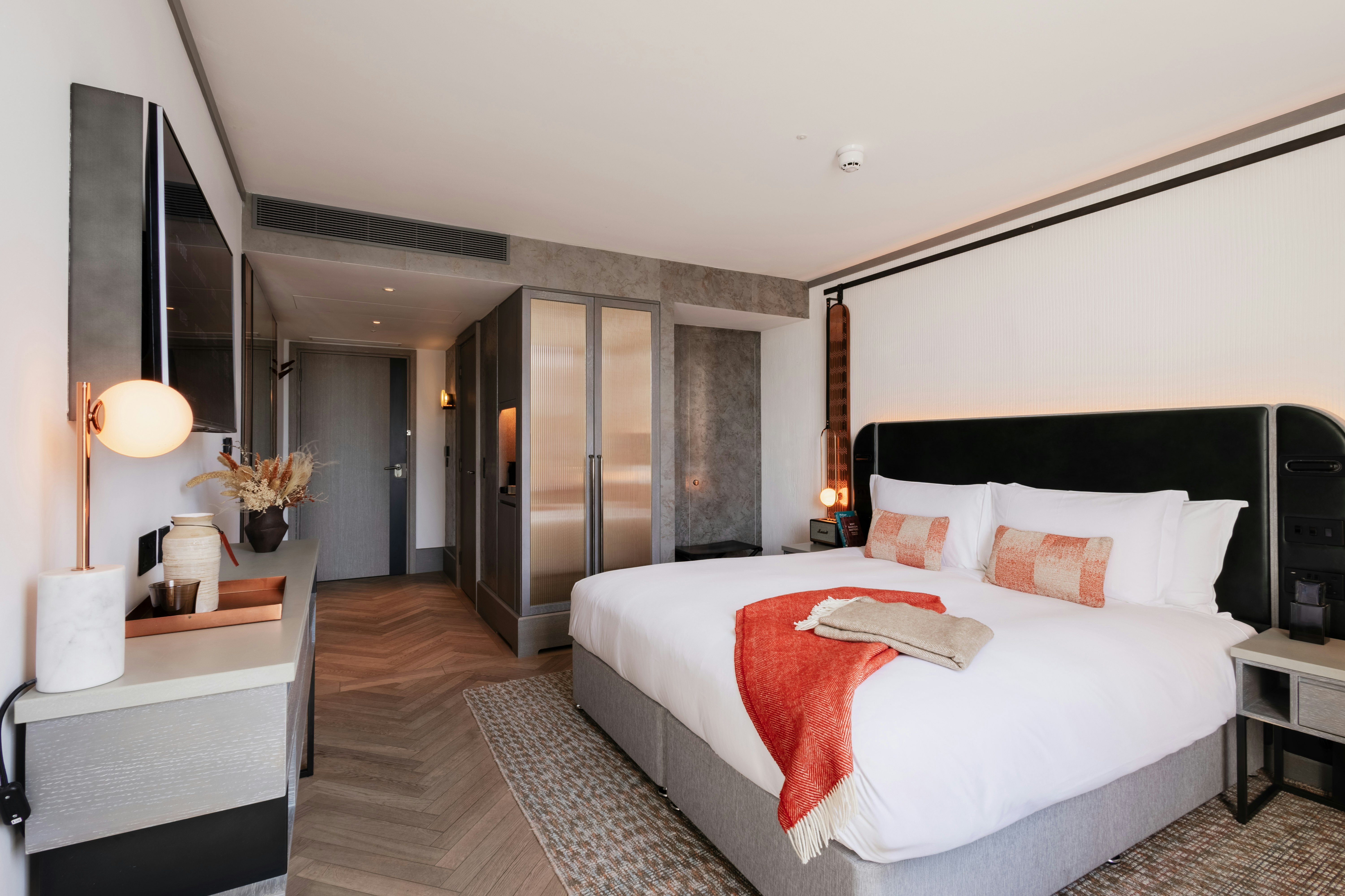 DELUXE, KING BED