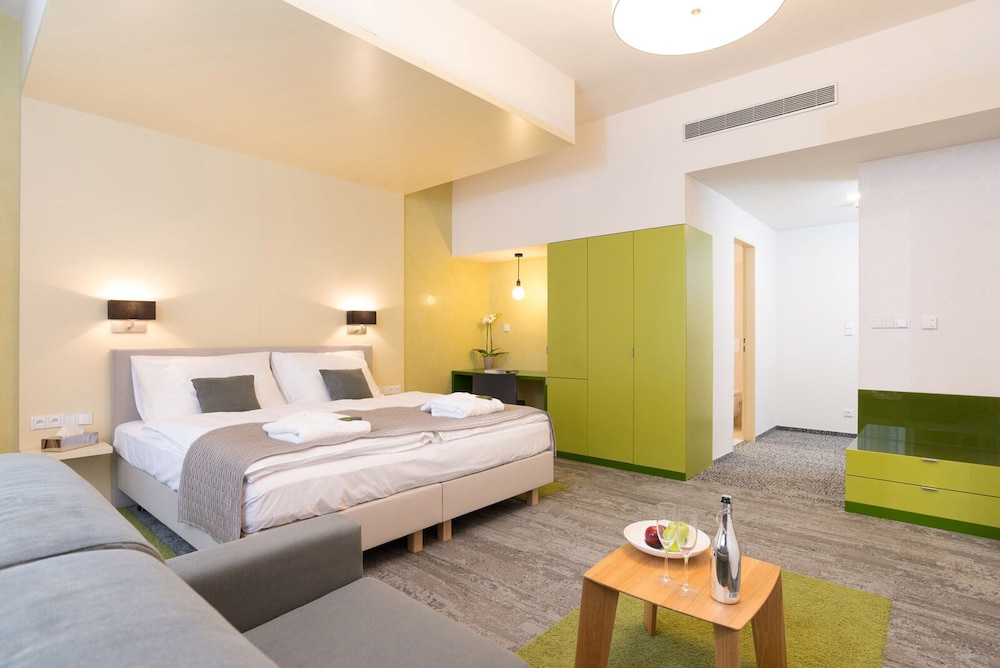 JUNIOR SUITE, SOFA