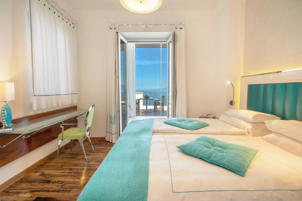 Piccolo Grand Hotel 13/43