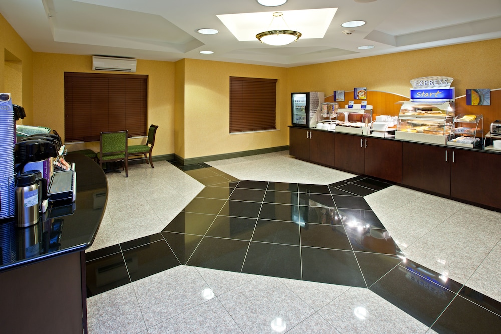 Holiday Inn Express Hotel Suites Indianapolis East 10/75