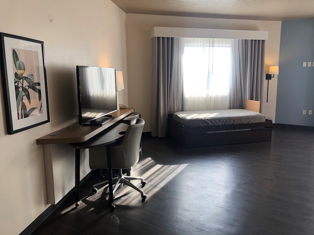 Holiday Inn Omaha Downtown-Airport 65/77