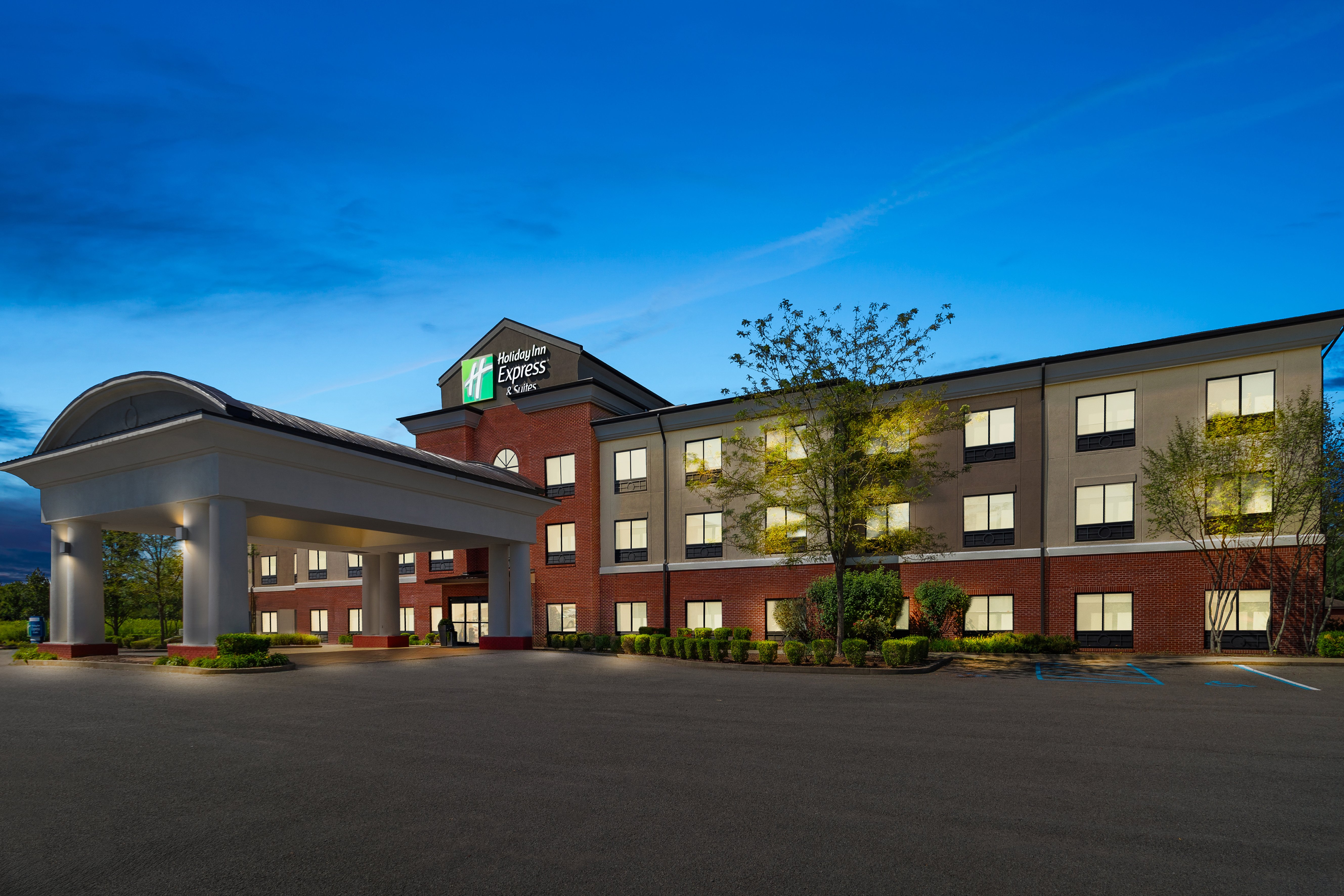 Holiday Inn Express Hotel And Suites Fairmont 2/64