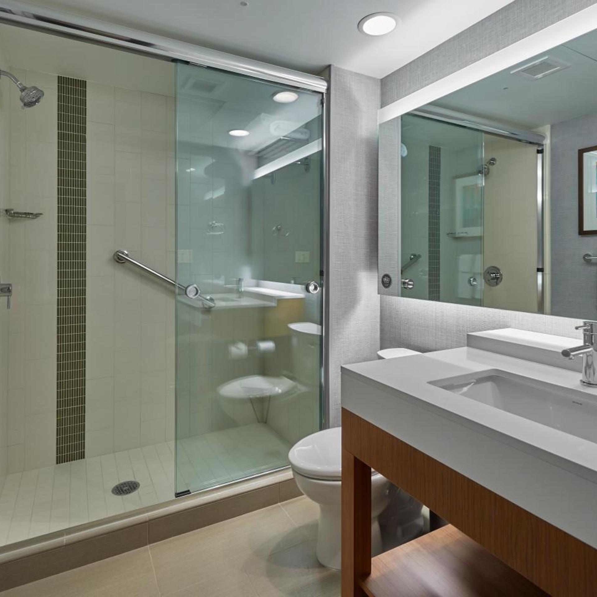جناح بسرير كينج بغرفة نوم واحدة مع أريكة، HYATT PLACE EUGENE OAKWAY CENTER 2/2
