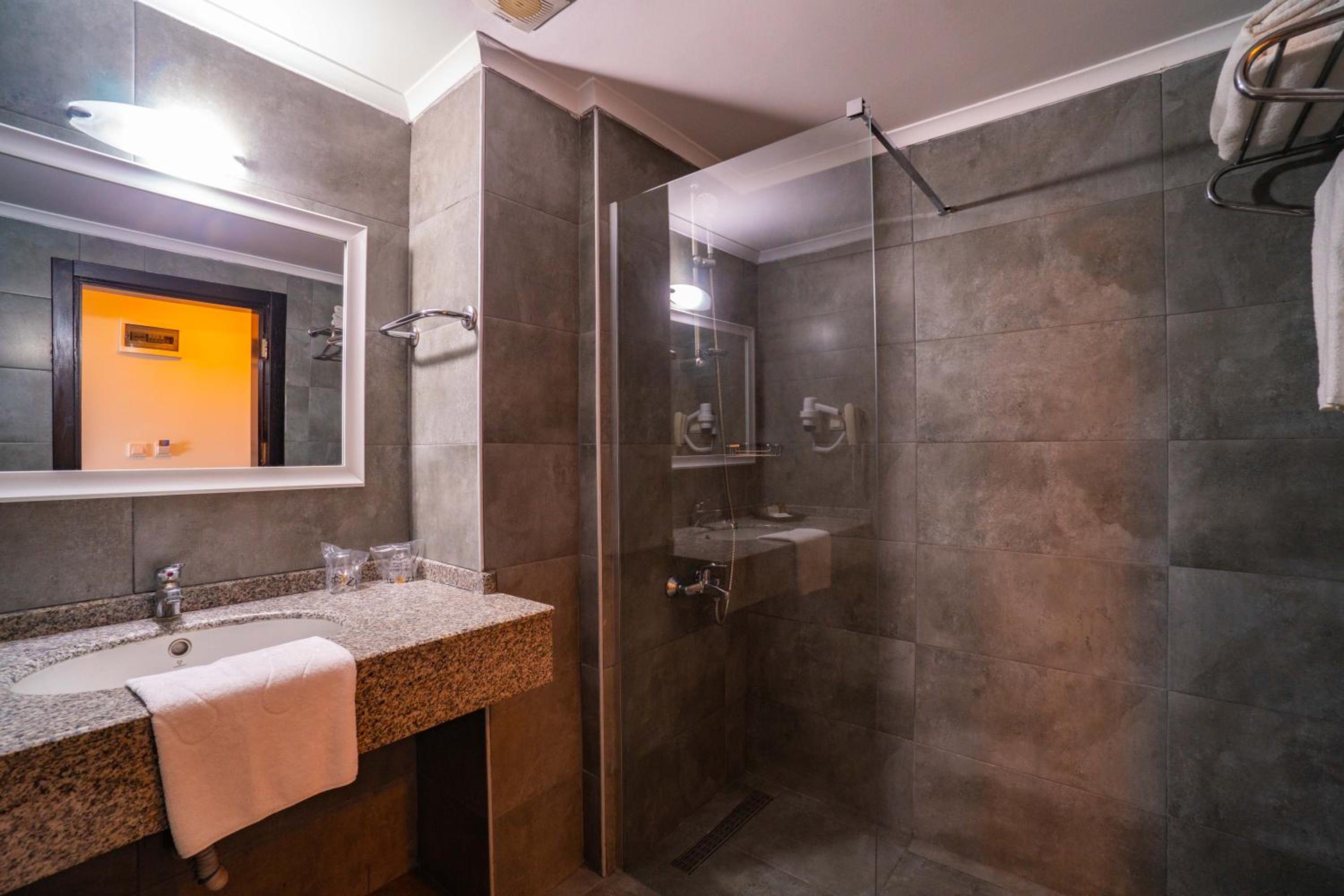 غرفة عائلية بسرير مزدوج وسريرين منفصلين، SENZA Grand Santana Hotel 5/5