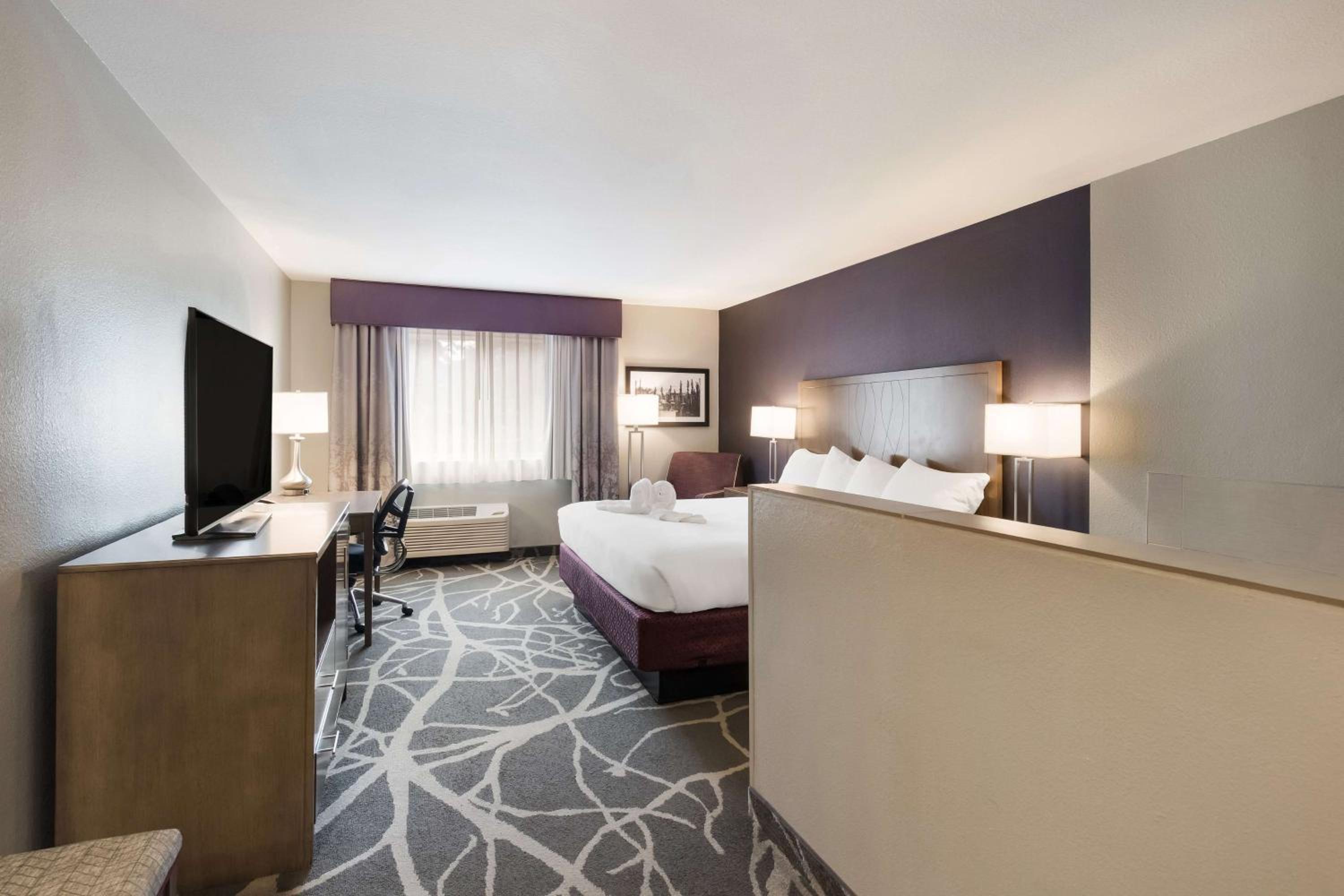 غرفة بسرير كينج بجاكوزي، Best Western Mcminnville Inn 3/7