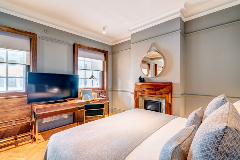 SIGNATURE, SUITE, KING BED, CLUB LOUNGE ACCESS