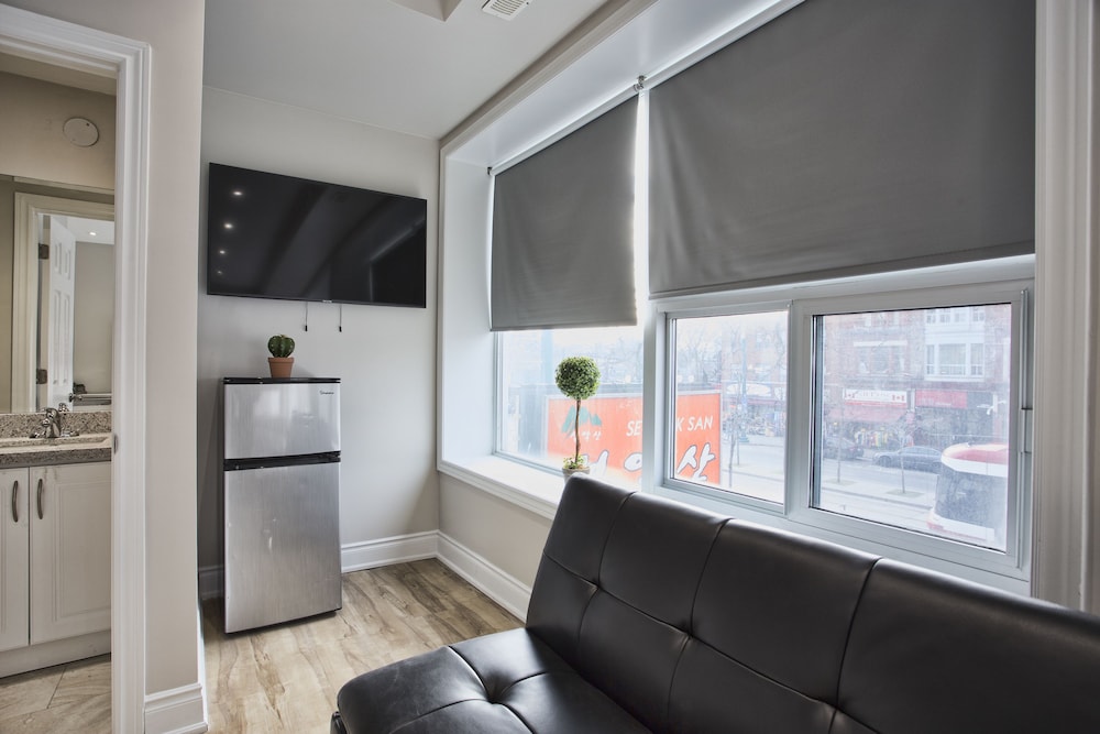 Toronto Rooms And Suites 31/49