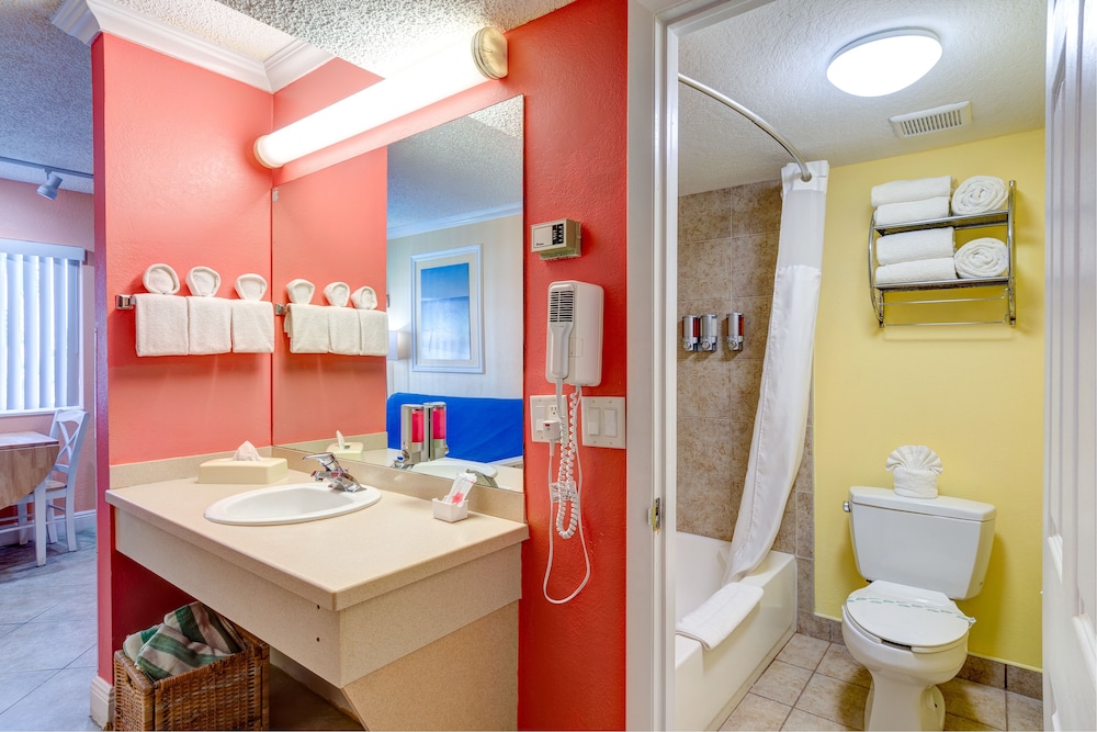 PELICAN POINTE SUITES 52/58