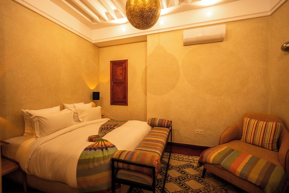 Riad Les Yeux Bleus 22/75