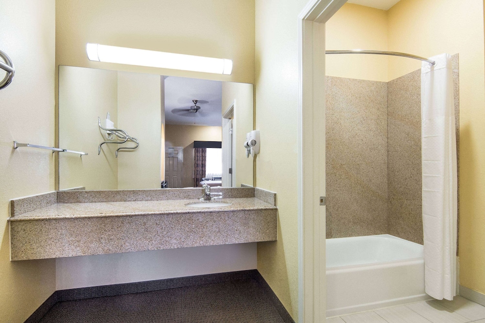 Days Inn By Wyndham Baytown East 45/50