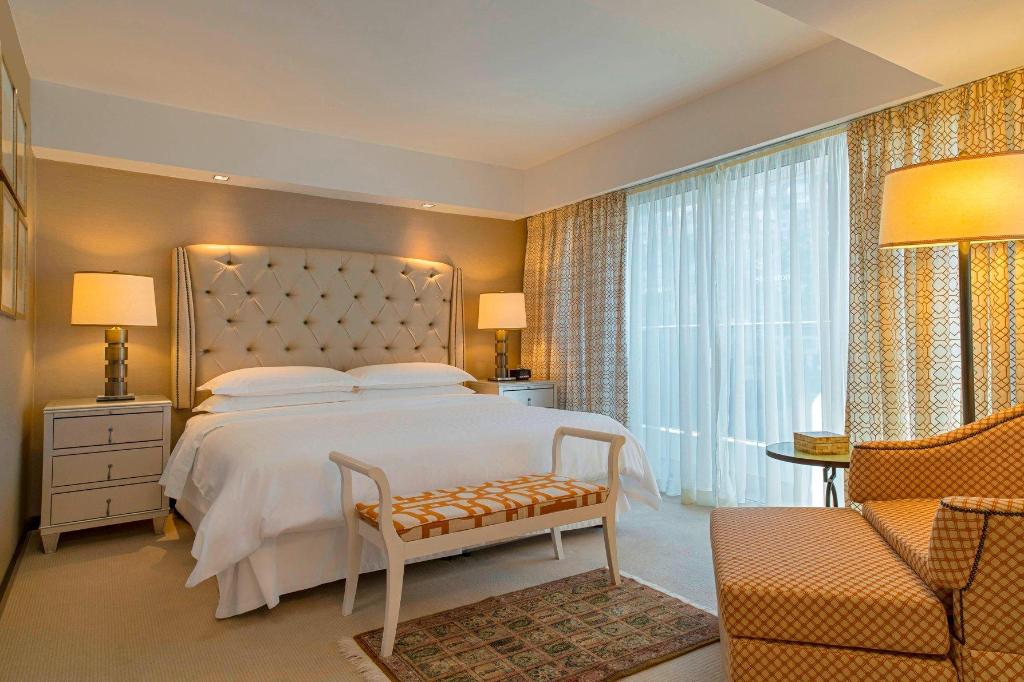 Vice President, Suite, King Bed, Ocean Front, Club Lounge Access, High Floor, Corner