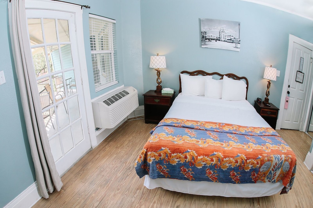 JUNIOR SUITE, QUEEN BED