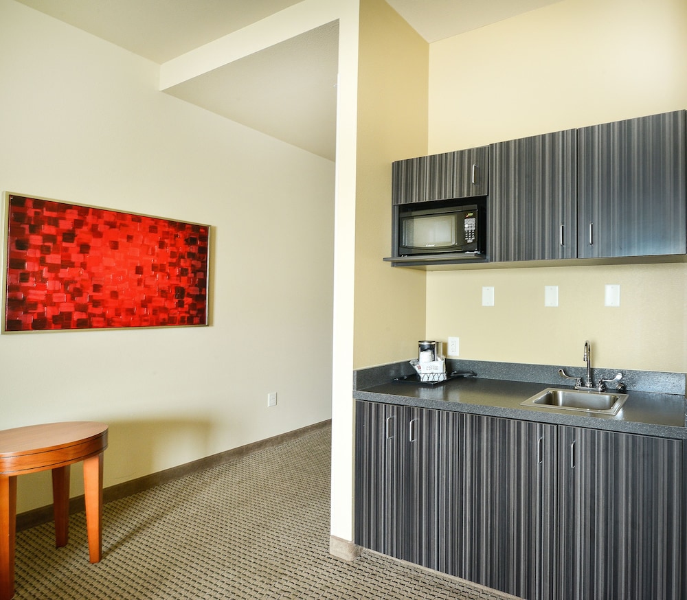 Baymont by Wyndham Grand Forks 8/43