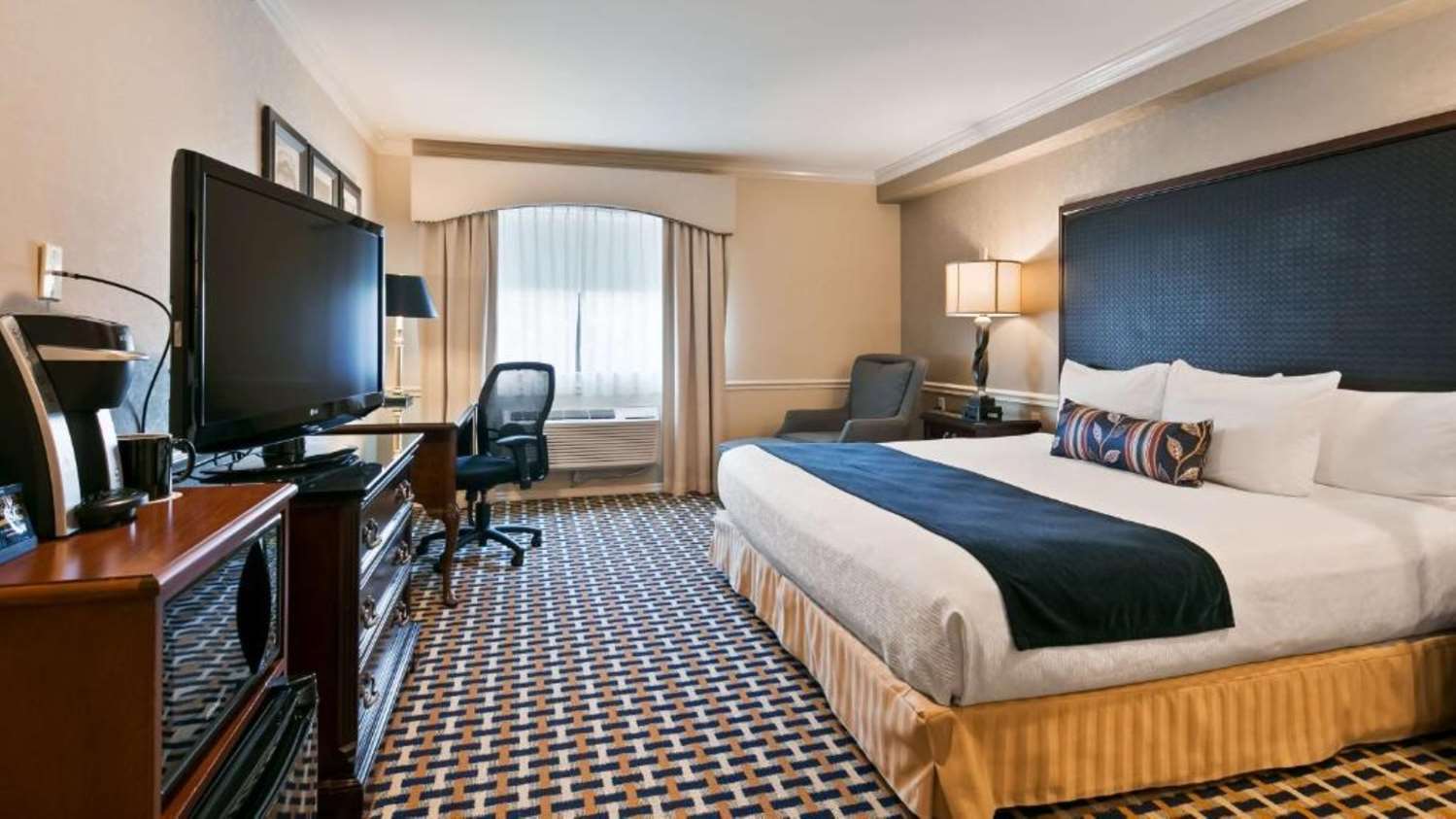 غرفة بسرير كينج