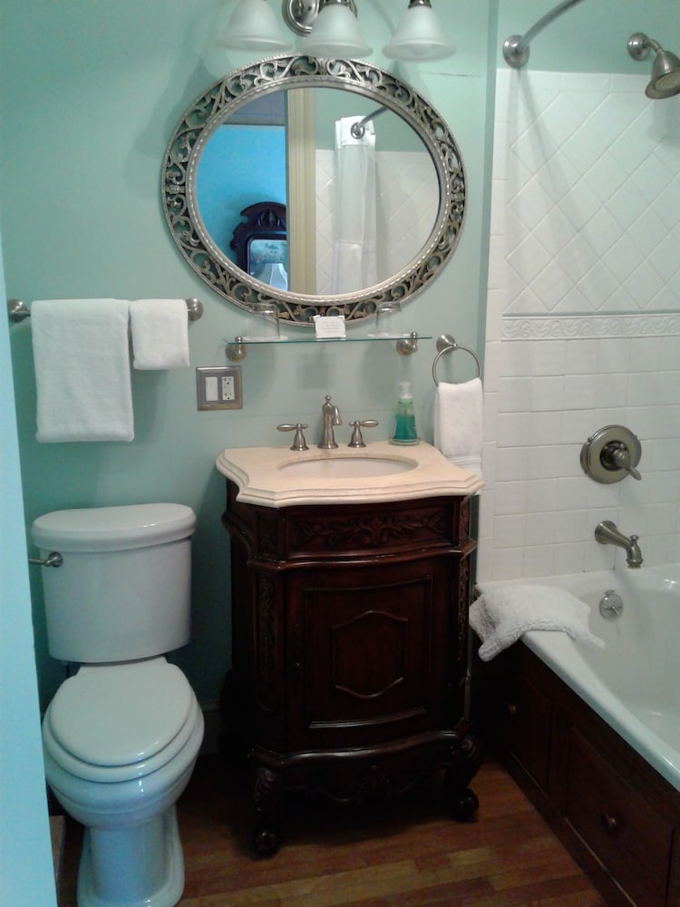 The Proctor Mansion Inn 69/70