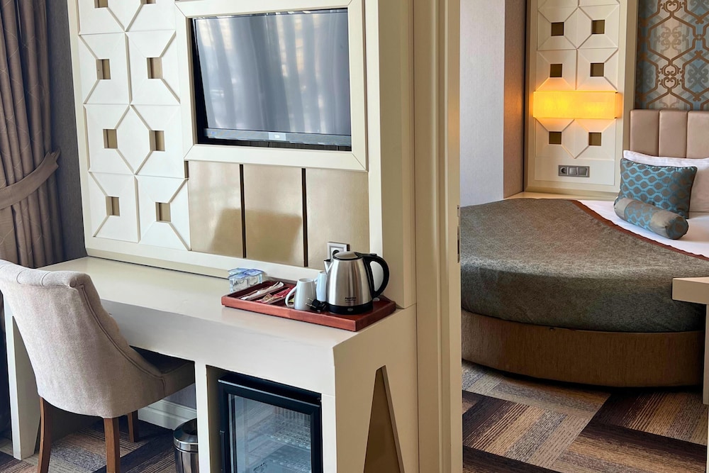 The Grand Mira Hotel 44/50