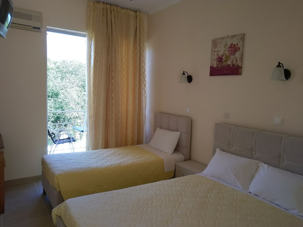 River Studios and Apartments 32/64