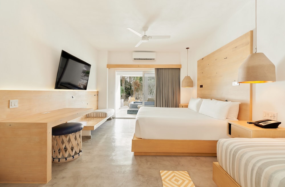 Bahia Hotel and Beach House 12/76